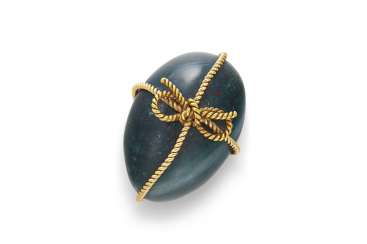 A GOLD-MOUNTED BLOODSTONE EGG-FORM PAPERWEIGHT A GOLD-MOUNTED BLOODSTONE EGG-FORM PAPERWEIGHT
