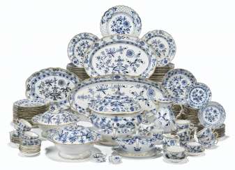 A MEISSEN PORCELAIN 'BLUE ONION' PATTERN COMPOSITE PART TABLE-SERVICE A MEISSEN PORCELAIN 'BLUE ONION' PATTERN COMPOSITE PART TABLE-SERVICE