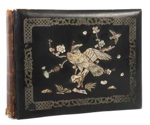 Album photo à l'aise au Japon, autour de 1900, le Bois, la peinture sur soie, le Couvercle de la Jambe et de la Nacre d'un Aigle sur une Branche florifère représentant les Pages en rapport avec la couleur des Peintures sur Soie, Hxi Album photo à l'aise au Japon, autour de 1900, le Bois, la peinture sur soie, le Couvercle de la Jambe et de la Nacre d'un Aigle sur une Branche florifère représentant les Pages en rapport avec la couleur des Peintures sur Soie, Hxi