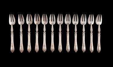 SET OF TWELVE DESSERT FORKS IN A CASE SET OF TWELVE DESSERT FORKS IN A CASE