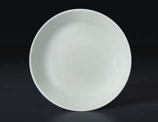 A SMALL CELADON-GLAZED DISH A SMALL CELADON-GLAZED DISH