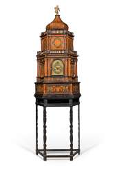 EINE ZENTRALE ITALIENISCHEN INTARSIEN, EBONISIERTEN, LACKIERTEM HOLZ, BURR-NUSSBAUM UND FRUITWOOD MARKANTE TISCHUHR VITRINE MIT ALARM EINE ZENTRALE ITALIENISCHEN INTARSIEN, EBONISIERTEN, LACKIERTEM HOLZ, BURR-NUSSBAUM UND FRUITWOOD MARKANTE TISCHUHR VITRINE MIT ALARM