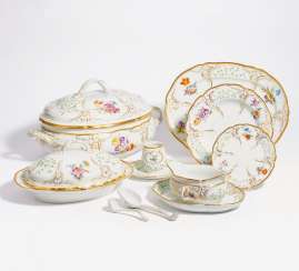 Large dining service with floral decoration Large dining service with floral decoration