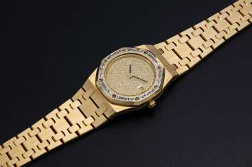AUDEMARS PIGUET, A LADIES GOLD ROYAL OAK WITH DIAMOND-SET BEZEL AND PAVED DIAL AUDEMARS PIGUET, A LADIES GOLD ROYAL OAK WITH DIAMOND-SET BEZEL AND PAVED DIAL