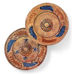 ZWEI HISPANO-MORESQUE KUPFER-GLANZ-UND BLAU-LADEGERÄTE ZWEI HISPANO-MORESQUE KUPFER-GLANZ-UND BLAU-LADEGERÄTE