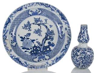 Small double-gourd Vase and round plate with blue-and-white decor Small double-gourd Vase and round plate with blue-and-white decor