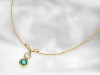 Chaîne/Collier: fine gelbgoldenes Collier avec Émeraude et Diamantropfen, pour un total d'environ 0,9 ct, Or jaune 18 carats, Goldschmiedehandarbeit Chaîne/Collier: fine gelbgoldenes Collier avec Émeraude et Diamantropfen, pour un total d'environ 0,9 ct, Or jaune 18 carats, Goldschmiedehandarbeit