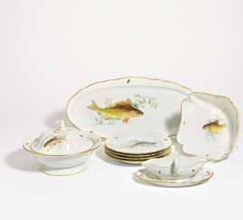 Dinner service with fish decor Dinner service with fish decor