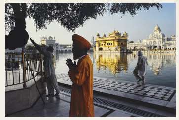 STEVE MCCURRY (B. 1950) STEVE MCCURRY (B. 1950)