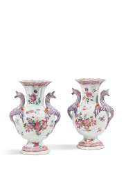 PAIRE DE VASES EN PORCELAINE PAIRE DE VASES EN PORCELAINE