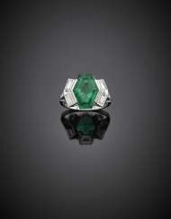SOTIRIO BULGARI | Kite shape ct. 4.20 circa emerald with baguette and tapered diamond platinum ring SOTIRIO BULGARI | Kite shape ct. 4.20 circa emerald with baguette and tapered diamond platinum ring