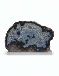 A LARGE POLISHED AGATE SLICE A LARGE POLISHED AGATE SLICE