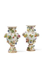 PAIRE DE VASES EN PORCELAINE DE MEISSEN PAIRE DE VASES EN PORCELAINE DE MEISSEN