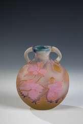 Zierhenkelvase avec des graines de Pavot Zierhenkelvase avec des graines de Pavot
