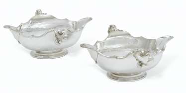 A PAIR OF ELIZABETH II SILVER SAUCEBOATS A PAIR OF ELIZABETH II SILVER SAUCEBOATS