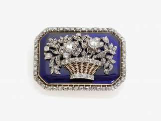 Historical floral brooch decorated with diamond-roses and e-mail . England, 1780-1800 Historical floral brooch decorated with diamond-roses and e-mail . England, 1780-1800