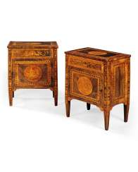 EIN PAAR NORD-ITALIENISCHEN ROSEWOOD, TULIPWOOD, NUSSBAUM UND FRUITWOOD, AMARANTH UND INTARSIEN COMODINI EIN PAAR NORD-ITALIENISCHEN ROSEWOOD, TULIPWOOD, NUSSBAUM UND FRUITWOOD, AMARANTH UND INTARSIEN COMODINI