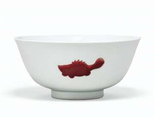 A LARGE MING-STYLE COPPER-RED-DECORATED BOWL A LARGE MING-STYLE COPPER-RED-DECORATED BOWL
