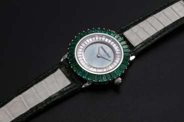 AUDEMARS PIGUET, A UNIQUE LADIES GOLD SET WITH EMERALDS, DIAMONDS, AND A GREEN MOTHER OF PEARL DIAL AUDEMARS PIGUET, A UNIQUE LADIES GOLD SET WITH EMERALDS, DIAMONDS, AND A GREEN MOTHER OF PEARL DIAL