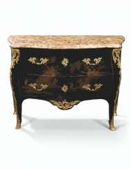 A LOUIS XV ORMOLU-MOUNTED JAPANNED COMMODE A LOUIS XV ORMOLU-MOUNTED JAPANNED COMMODE