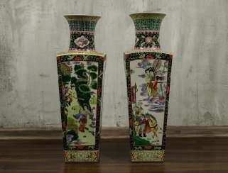 Vases de sol anciens appariés Vases de sol anciens appariés