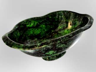 Objet d'art/Coque en Rubis-Zoisit: unique Edelsteinschale, des pièces uniques, fait Main, taillé à partir d'un 15kg-Bloc, Succession Hofjuwelier Roesner, Estimation 34.000€ Objet d'art/Coque en Rubis-Zoisit: unique Edelsteinschale, des pièces uniques, fait Main, taillé à partir d'un 15kg-Bloc, Succession Hofjuwelier Roesner, Estimation 34.000€