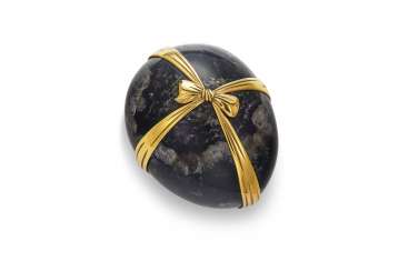 A GOLD-MOUNTED HARDSTONE EGG-FORM PAPERWEIGHT A GOLD-MOUNTED HARDSTONE EGG-FORM PAPERWEIGHT