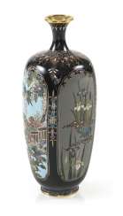 Vierpassige Cloisonné-Vase mit floralem Dekor in Reserven auf nachtblauem Grund Vierpassige Cloisonné-Vase mit floralem Dekor in Reserven auf nachtblauem Grund