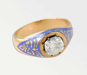 L'anneau bleu peint à l'émail et diamant L'anneau bleu peint à l'émail et diamant