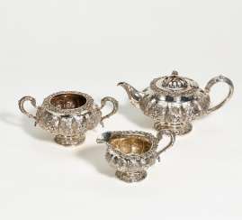 Three-piece George IV silver tea service with splendid grape and flower decoration Three-piece George IV silver tea service with splendid grape and flower decoration
