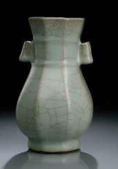 FINE AND RARE VASE 'HU'FORM WITH 'GUAN'GLAZE AND A DELICATE HAIRLINE FINE AND RARE VASE 'HU'FORM WITH 'GUAN'GLAZE AND A DELICATE HAIRLINE