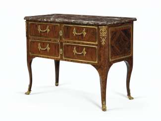A LOUIS XV ORMOLU-MOUNTED KINGWOOD COMMODE A LOUIS XV ORMOLU-MOUNTED KINGWOOD COMMODE