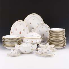 Dinner service with painting of scattered flowers Dinner service with painting of scattered flowers