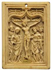 PLAQUE EN IVOIRE SCULPTÉ REPRÉSENTANT LA CRUCIFIXION PLAQUE EN IVOIRE SCULPTÉ REPRÉSENTANT LA CRUCIFIXION