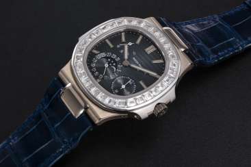 PATEK PHILIPPE, REF. 5722G-001, A GOLD NAUTILUS MOON-PHASE WITH CALENDAR PATEK PHILIPPE, REF. 5722G-001, A GOLD NAUTILUS MOON-PHASE WITH CALENDAR