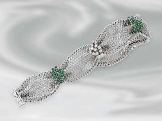 Bracelet: white gold vintage bracelet in textile optic, set with diamonds and emeralds, for a total of approximately 1.5 ct, 18K white gold Bracelet: white gold vintage bracelet in textile optic, set with diamonds and emeralds, for a total of approximately 1.5 ct, 18K white gold