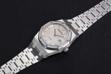AUDEMARS PIGUET, A LADIES WHITE GOLD ROYAL OAK WITH DIAMOND-SET BEZEL AND MOTHER OF PEARL DIAL AUDEMARS PIGUET, A LADIES WHITE GOLD ROYAL OAK WITH DIAMOND-SET BEZEL AND MOTHER OF PEARL DIAL