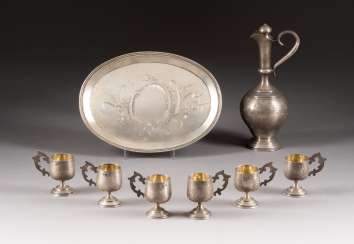 DECANTER WITH STOPPER AND SIX TSCHARKI ON TABLET DECANTER WITH STOPPER AND SIX TSCHARKI ON TABLET
