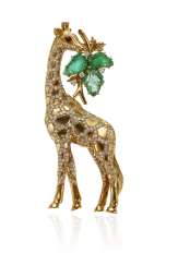 JULIUS COHEN EMERALD AND DIAMOND GIRAFFE BROOCH JULIUS COHEN EMERALD AND DIAMOND GIRAFFE BROOCH