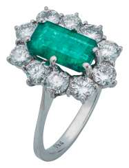 Entourage ring with emerald and diamonds Entourage ring with emerald and diamonds