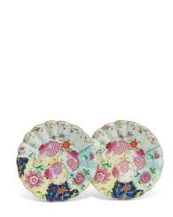 DEUX PLATS EN PORCELAINE DE LA FAMILLE ROSE A DECOR 'FEUILLE DE TABAC' DEUX PLATS EN PORCELAINE DE LA FAMILLE ROSE A DECOR 'FEUILLE DE TABAC'
