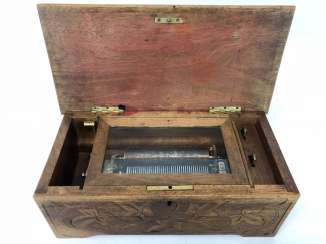 Roll-music box / music box with six melodies, in walnut case, J. H. Heller, Bern, 41 Tonzinken, around 1880, very good. Roll-music box / music box with six melodies, in walnut case, J. H. Heller, Bern, 41 Tonzinken, around 1880, very good.