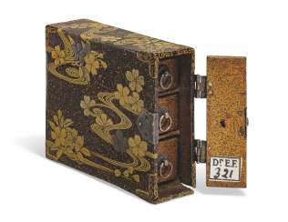 A SMALL LACQUER BOX CONTAINING THREE DRAWERS A SMALL LACQUER BOX CONTAINING THREE DRAWERS