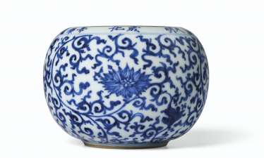 A BLUE AND WHITE GLOBULAR WATER POT A BLUE AND WHITE GLOBULAR WATER POT