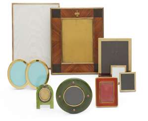 A GROUP OF TEN PICTURE FRAMES A GROUP OF TEN PICTURE FRAMES
