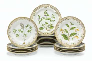 NINETEEN ROYAL COPENHAGEN PORCELAIN 'FLORA DANICA' PLATES NINETEEN ROYAL COPENHAGEN PORCELAIN 'FLORA DANICA' PLATES
