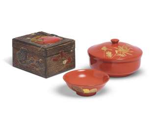 A SMALL RITSUO-STYLE LACQUER BOX (KOBAKO), A RED LACQUER BOWL WITH COVER (NIMONO WAN) AND A SMALL DISH (KOBACHI) A SMALL RITSUO-STYLE LACQUER BOX (KOBAKO), A RED LACQUER BOWL WITH COVER (NIMONO WAN) AND A SMALL DISH (KOBACHI)