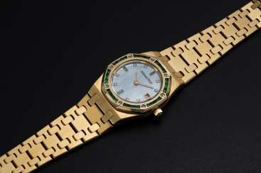 AUDEMARS PIGUET, A LADIES GOLD ROYAL OAK WITH MOTHER OF PEARL DIAL WITH EMERALD BEZEL AUDEMARS PIGUET, A LADIES GOLD ROYAL OAK WITH MOTHER OF PEARL DIAL WITH EMERALD BEZEL