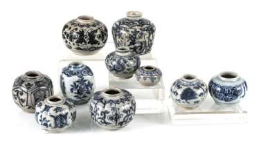 Group of ten small shoulder pots with blue-white decor Group of ten small shoulder pots with blue-white decor