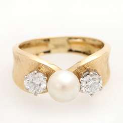 Ladies ring with 1 Akoya cultured pearl Ladies ring with 1 Akoya cultured pearl
